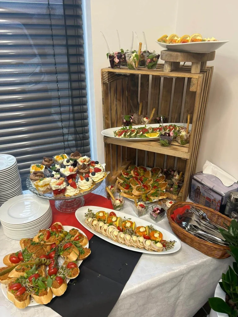 Bufet cateringowy z przekąskami finger food i deserami
