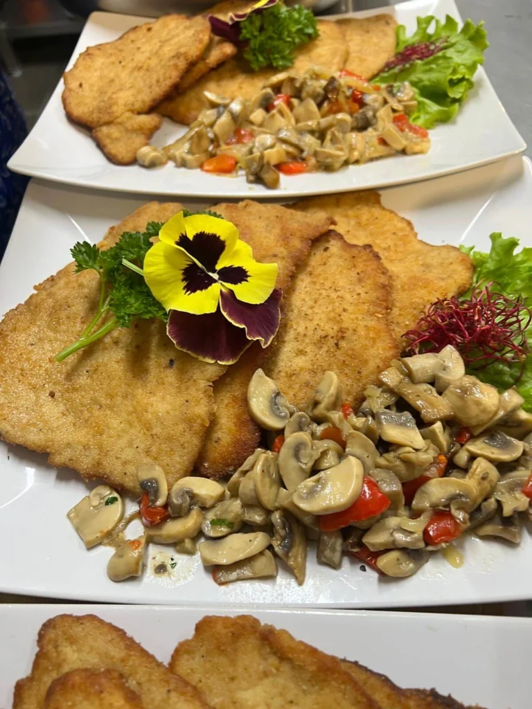 Panierowane kotlety z pieczarkami i warzywami