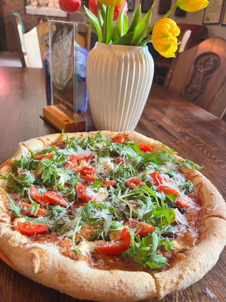 Pizza z rukolą, pomidorkami i tartym serem