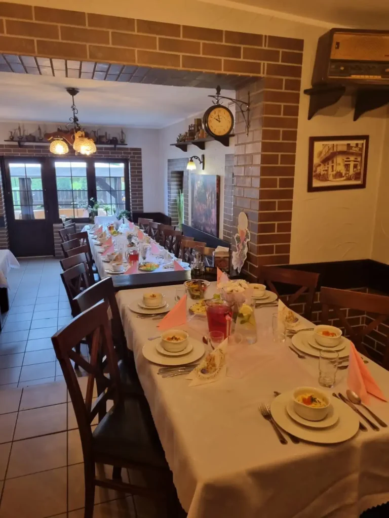 Sala restauracji przygotowana na przyjęcie okolicznościowe – nakryty stół